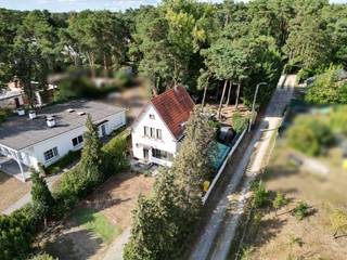 Deze charmante open bebouwing in Keerbergen is een ideale woning voor wie op zoek is naar ruimte en comfort. Met een perceeloppervlakte van 10a51ca en een bewoonbare oppervlakte van 170 m² biedt deze woning veel mogelijkheden om er een riante woning van te maken met een oase van rust. <br />Het bouwjaar van 1951 geeft de woning karakter en charme. De woning werd steeds goed onderhouden en in de loop der jaren werd de woning aangepast naar alle modern hedendaags comfort en al deels energiezuiniger gemaakt.<br />Enkele troeven: Uitstekende bereikbaarheid, zowel met openbaar als privaat vervoer, drie slaapkamers, grote bergzolder die nog kan afgewerkt worden tot extra leefruimte, ruime leefkeuken, veranda en terras met aansluitend een ruime tuin, een aangebouwde garage en drie parkeerplaatsen op de oprit.<br />Al met al is deze woning in Keerbergen een ideale gezinswoning met veel beschikbare ruimte en potentieel. Met een aantal kleine aanpassingen kan deze woning worden omgetoverd tot een waar droomhuis.<br /><br />INDELING:<br />V-1: kelder (ca 10 m²)<br />GV: inkomhal met trap naar verdieping en toilet. Leefruimte (zitplaats, eetplaats), bureau, woonkeuken, ingericht met toestellen, veranda. <br />V1: nachthal met toegang tot bergzolder (luik), 3 slaapkamers, badkamer met bad (douche in bad), dubbele lavabo en 2e toilet.<br />V2: bergzolder, mogelijks uit te breiden tot extra leefruimte (verwarming reeds voorzien)..<br />Buiten: aangebouwd: garage en tuinberging, terras, oprit, tuinhuis.<br /><br />DIVERSEN:<br />Dak reeds geïsoleerd, centrale verwarming op stookolie met recente brander (2020), PVC ramen met dubbel glas, EPC label F: Deze eigendom is onderhevig aan de renovatieverplichting die door de Vlaamse overheid wordt opgelegd. Hiervoor zijn premies voorzien - https://www.vlaanderen.be/een-woning-kopen/renovatieverplichting-voor-residentiele-gebouwen-vanaf-2023. Regenwaterput.<br /><br />WETTELIJKE VERMELDINGEN:<br />Bestemming: woonpark, niet gelegen in een goedgekeurde verkaveling, vergund, geen gerechtelijke maatregelen opgelegd en geen voorkooprecht.<br />P- en G-score: A - niet gelegen in een risicogebied voor overstromingen.