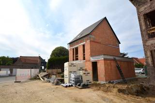 Splinternieuwe BEN-woning (Bijna Energie Neutraal) op wandelafstand van het centrum van Ranst. Project ‘Hestia’ betreft 4 energiezuinige, moderne woningen met telkens 4 slaapkamers, 2 badkamers en zonnige tuin. Elke woning beschikt over een inkomhal met ruimte voor vestiaire en afzonderlijk toilet; leefruimte met open en volledig ingerichte keuken en bijkeuken. Directe toegang tot de tuin met ideale zuid oriëntatie en aangelegd terras. Op de eerste verdieping zijn er reeds 3 slaapkamers, apart toilet, badkamer en wasplaats. Op verdieping 2 bevindt zich de hoofdslaapkamer met eigen badkamer en extra technische ruimte. De open bebouwing (woning 4) beschikt over een oprit. Mogelijkheid tot aankoop van autostaanplaats en extra berging.  Energiezuinige woning met alle modern comfort. Verwarming met warmtepomp. Oplevering zomer 2026. Verkoop onder 6 % BTW mogelijk! Kijk op www.immopatio.be voor meer informatie.