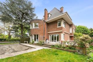 <p><span>Deze indrukwekkende villa in Gent, gebouwd in 1933, is ideaal voor wie ruimte en comfort zoekt. Dit prachtige woonhuis biedt een</span><span> totale bewoonbare oppervlakte van maar liefst 512 m² </span><span>op een perceel van 1049 m².<br />De eigendom beschikt over </span><span>zes royale slaapkamers</span><span> en tal van extra troeven:</span></p><ul><li><span>Prachtige authentieke elementen</span></li><li><span>Veel natuurlijke lichtinval</span></li><li><span>Twee ruime leefkamers</span></li><li><span>Inpandige garage met sectionaalpoort</span></li><li><span>Zuidgericht terras</span></li><li><span>Aangename tuin met zwembad</span></li><li><span>Volledig onderkelderd</span></li></ul><p><span>Het exterieur valt op door zijn klassieke, maar royale uitstraling en een verzorgde voorgevel. De oprit biedt plaats aan drie wagens en dankzij de hoge beplanting geniet u van veel groen en privacy.</span></p><p><span>Deze te renoveren villa is ideaal als ruime gezinswoning voor wie wil genieten van elegantie en comfort, én toch dicht bij het centrum van Gent wil wonen. Daarnaast biedt het perceel ook interessante mogelijkheden als investering, bijvoorbeeld voor kantoorruimte of een herontwikkeling naar meerdere appartementen in een gegeerde buurt.</span></p><p><span>Let wel, er is </span><span>renovatieplicht </span><span>(EPC F-label) van toepassing. Dit biedt u de unieke kans deze villa volledig naar eigen wens en stijl te transformeren! </span></p><p><span>Wacht niet langer en contacteer Anthes op het nummer 09/225.00.78 of via anthes@defooz.com.</span></p>