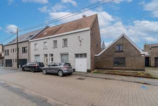 Op zoek naar een rustig gelegen te renoveren woning met 2 ruime slaapkamers en tuin met uitweg nabij alle faciliteiten in het landelijke Heestert (Zwevegem)?<br /><br />Via de inkomhal heb je directe toegang tot de kelder en leefruimtes. Te beginnen met vooraan een lichtrijke woonkamer met zithoek en eetplaats met achteraan een geïnstalleerde leefkeuken. Via de veranda heb je toegang tot de geïnstalleerde badkamer en apart toilet.<br /><br />Op het eerste verdiep zijn er 2 ruime slaapkamers telkens uitgerust met rolluiken. Extra: ruime zolderruimte, met vaste traphal, waar je 1001 mogelijkheden hebt. <br /><br />De diepuitgestrekte tuin bevindt zich op een totale perceeloppervlakte van maar liefst 325 m² die beschikt over een verrassend ruim en diep grasveld die volledig afgesloten is. Extra: via de praktisch berging heb je directe toegang tot de achtertuin. Zéér praktisch! <br /><br />Aan parkeermogelijkheden geen gebrek in de zeer rustige straat.<br /><br />Extra troef: kelderberging is aanwezig! <br /><br />Contacteer ons snel en bezoek deze woning met zeer veel potentieel!<br /><br />EPC: 521 kWh/(m² jaar) UC: 2377035<br />REF: SD/26008/K<br />(Recentelijke stedenbouwkundige inlichtingen zijn in aanvraag)