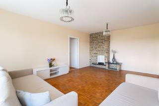 Dit aangename appartement bevindt zich op Linkeroever, waar wonen in een rustige en groene omgeving perfect samengaat met een goede bereikbaarheid van Antwerpen-centrum. In de nabije omgeving vindt u winkels, scholen, horecazaken en verschillende recreatiemogelijkheden. Ook de Schelde, de wandel- en fietsdijk en het strand van Sint-Anneke bevinden zich op wandelafstand. Dankzij het openbaar vervoer en de vlotte verbindingen zijn ook het stadscentrum en de belangrijkste invalswegen gemakkelijk bereikbaar.<br /><br />Gelegen op de negende verdieping van een verzorgd gebouw, biedt dit appartement een comfortabele woonomgeving met twee slaapkamers en een aangenaam terras.<br /><br />De ruime leefruimte beschikt over een parketvloer en grote raampartijen die zorgen voor een aangename hoeveelheid daglicht. Aansluitend bevinden zich de eetkamer en de keuken. Vanuit deze ruimtes heeft u rechtstreeks toegang tot het ruime terras aan de voorzijde van het gebouw. Beide slaapkamers zijn praktisch ingericht en bieden eveneens toegang tot het terras. De badkamer beschikt over een ligbad met douche en een lavabo.<br /><br />Extra troeven:<br />- Twee slaapkamers<br />- Lichtrijke leefruimte met parketvloer<br />- Beide slaapkamers met toegang tot het terras<br />- Nabij de Schelde en het strand van Sint-Anneke<br />- Goede verbinding met het centrum van Antwerpen<br />- Elektrische installatie conform
