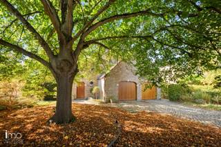 Deze energiezuinige villa van ca. 270 m² is rustig gelegen in een groene omgeving op de grens met Keerbergen. De woning werd in 2014 grotendeels gerenoveerd, waarbij bijzondere aandacht werd besteed aan comfort en gebruik van hoogwaardige materialen.<br /><br />U betreedt de woning via een ruime inkomhal met gastentoilet. De vide vormt een echte eyecatcher en biedt bovendien de mogelijkheid om een extra bureauruimte te creëren.<br /><br />Aansluitend bevindt zich de lichtrijke leefruimte, voorzien van een gezellige open haard. De eetruimte geniet van een mooi zicht op de aangelegde tuin en de automatische zonnescreens zorgen voor extra comfort op zonnige dagen.<br /><br />De keuken werd in 2014 volledig vernieuwd en uitgebreid met een aanbouw. Ze is uitgerust met alle hedendaagse comfort, waaronder een steamer, oven, wijnkoelkast, vaatwasser,... Op het gelijkvloers zorgen de eiken materialen voor een warme en stijlvolle uitstraling.<br /><br />Verder beschikt de gelijkvloerse verdieping over een aparte bureauruimte en een ruime dubbele garage van ca. 50 m², voorzien van automatische garagepoorten.<br /><br />Op de eerste verdieping bevinden zich drie ruime slaapkamers en een comfortabele badkamer (met vloerverwarming) met zowel een douche als een ligbad. Daarnaast zijn er een apart toilet, een extra bergruimte en een ruime bergzolder aanwezig.<br /><br />Tot slot is de woning uitgerust met 17 zonnepanelen een thuisbatterij en een zonneboiler.<br /><br />De prachtig aangelegde tuin is zuidelijk georiënteerd en biedt veel privacy. Daarnaast is er een praktisch tuinhuis dat extra bergruimte voorziet.<br /><br />Bekijk ook zeker onze website voor de grondplannen.<br />Meer info via Jean.Heylen@imovastgoed.be of via 015/34.34.54.<br />U kan Imo Vastgoed steeds vrijblijvend contacteren voor een gratis waardebepaling van uw woning.