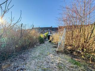 CHARMANTE GEZINSWONING met VIER SLAAPKAMERS en in de rustige dorpskern in Sint-Denijs. Op een PERCEEL VAN 415M² bevindt zich deze VERDER AF TE...