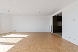 <p>Instapklaar, volledig gerenoveerd appartement met twee slaapkamers en terras op wandelafstand van het centrum. <br /><br />Indeling en omschrijving:<br />U betreedt dit volledige gerenoveerde appartement via de inkomhal met praktische ingemaakte kasten. De lichtrijke woonkamer bevindt zich aan de achterzijde en is afgewerkt met een parketvloer. Aansluitend vindt u de nieuwe, volledige uitgeruste keuken met boven- en onderkasten, spoelbak, kookplaat, dampkap, combi-oven, koelkast en diepvriezer. Vanuit de leefruimte heeft u toegang tot het zonnige, zuid-georiënteerde en overdekte terras, waar u in alle rust kan genieten. Aan de voorzijde van het appartement bevinden zich twee slaapkamers. De volledig betegelde badkamer is voorzien van een ligbad met douchescherm, dubbele lavabo met meubel en spiegelkasten evanals een toilet. Daarnaast is er een praktische berging. Ten slotte beschikt dit appartement nog over een garagebox langs de achterzijde van het gebouw, welke u optioneel kan bij aankopen voor € 25.000. <br /><br />Extra info: garagebox optioneel bij aan te kopen voor € 25.000 I EPC 161 kWh/ (m² jaar) label B I infoplicht: Vg, Wg, Gvv, Gvkr, Gmo I watertoets: P-score: A I G-score: A.</p>
