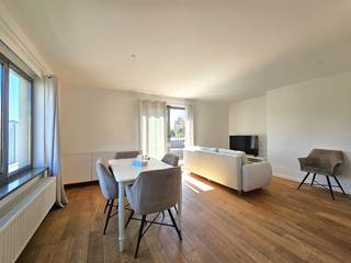 Dit recent gerenoveerde en instapklare appartement omvat een inkomhal, een lichtrijke woonkamer met eetplaats en directe toegang tot het terras...