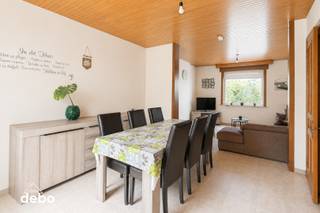 Op zoek naar een woning met veel potentieel op een gunstige ligging in Avelgem? Dan is deze gezinswoning zeker een bezoek waard.<br /><br />Bij het betreden van de woning komt u terecht in een aangename leefruimte met aansluitend de keuken. Verder op het gelijkvloers bevinden zich de badkamer, een praktische garage en een private staanplaats.<br />Achteraan geniet u van een gezellige tuin waar u in alle rust kunt ontspannen.<br /><br />Op de eerste verdieping zijn momenteel twee ruime slaapkamers aanwezig. De royale master bedroom kan, zoals oorspronkelijk voorzien, opnieuw worden opgesplitst zodat u opnieuw over drie volwaardige slaapkamers beschikt. Ideaal voor gezinnen of wie extra ruimte wenst.<br />Via een vaste trap bereikt u de zolderverdieping. Deze ruime zolder biedt tal van mogelijkheden en kan, mits de nodige afwerking, ingericht worden als extra slaapkamers, hobbyruimte of bureau.<br /><br /><br />Troeven van deze woning:<br />- Ruime garage en staanplaats<br />- Vaste trap naar een ruime zolder met uitbreidingsmogelijkheden<br />- Gezellige tuin<br />- Rolluiken aanwezig<br />- Zeer veel mogelijkheden<br /><br />Ideale woning voor gezinnen of handige kopers die op zoek zijn naar ruimte en potentieel<br />Interesse? Contacteer ons vandaag nog voor meer informatie of een bezoek en ontdek zelf de vele mogelijkheden die deze woning te bieden heeft.