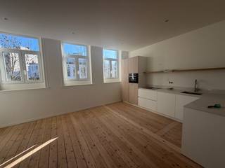 Ontdek dit prachtig afgewerkte appartement op de derde verdieping, gelegen op een toplocatie in het centrum van Antwerpen. Dankzij de...