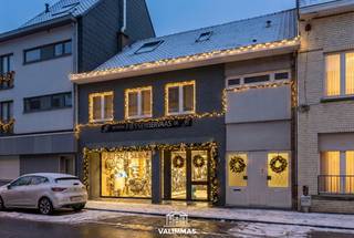 VALIMMAS verkoopt in het centrum van Asse deze zeer commercieel gelegen handelsgelijkvloers (al dan niet met het riante duplex-appartement...