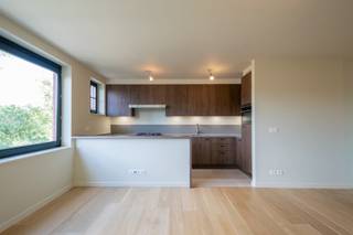 <p>Dit volledig gerenoveerde appartement op de tweede verdieping is gelegen in het centrum van Schilde. Het beschikt over een aangename leefruimte, twee slaapkamers en een moderne keuken en badkamer. Dankzij de vloerverwarming, het ventilatiesysteem type “C” én de aanwezigheid van een lift geniet u hier van hedendaags wooncomfort. Een verzorgd appartement op een centrale locatie, met alle voorzieningen binnen handbereik.</p>
<p><strong>2DE VERDIEPING<br /></strong><strong>Inkomhal 10m²</strong> op parket met ingebouwde vestiairekasten, gastentoilet en handenwasser.<br /><strong>Woonkamer 31m²</strong> op parket.<br /><strong>Keuken 8m²</strong> op tegel voorzien van een 5-pits gasvuur, ingebouwde koelkast, vaatwasser, combi-oven, dampkap, enkele spoelbak en composieten werkblad.<br /><strong>Wasplaats 4m²</strong> op tegelvloer met aansluitingen voor wasmachine en droogkast.<br /><strong>Hoofdslaapkamer 13m²</strong> op parket.<br /><strong>2de slaapkamer 12m²</strong> op parket.<br /><strong>Badkamer 8m²</strong> op tegelvloer met ligbad, inloopdouche, spiegelkasten, enkel lavabomeubel met Korian bovenblad en handdoekverwarmer.</p>
<p>Ook is er een praktische bergzolder aanwezig.</p>
<p><strong>BIJZONDERHEDEN<br /></strong>Lift, ventilatiesysteem type “C”, vloerverwarming op aardgas, dubbele beglazing, houten schrijnwerk, videofoon.</p>
<p><strong>POSITIEVE ASPECTEN<br /></strong>Aanwezigheid van een lift<br />Volledig gerenoveerd in 2026<br />Ruime slaapkamers & leefruimte<br />Gelegen in het centrum van Schilde<br />In de nabijheid van 2 pocketparkings<br />Vloerverwarming doorheen het hele appartement</p>