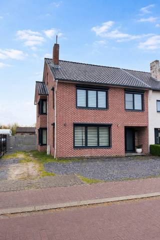 <p>In een rustige en kindvriendelijke woonwijk, maar toch op een steenworp van scholen, winkels en openbaar vervoer, bevindt zich deze verzorgde <strong>halfopen bebouwing</strong> aan de <strong>Slakkenstraat 63 te Dilsen-Stokkem</strong>. De woning is gelegen op een perceel van <strong>3a 94ca</strong> en beschikt over een <strong>bewoonbare oppervlakte van maar liefst 211 m²</strong>.</p>
<p>Bij het betreden van de woning kom je in de <strong>ruime en lichtrijke leefruimte</strong>, waar grote raampartijen zorgen voor een aangename lichtinval en een open, warme sfeer. Aansluitend bevindt zich de <strong>volledig ingerichte keuken</strong>, eveneens zeer licht en praktisch ingericht. Achter de keuken is er nog een extra ruimte die perfect kan dienen als <strong>slaapkamer op het gelijkvloers</strong>, <strong>bureauruimte</strong> of <strong>speelkamer</strong>. In de gang achter de keuken is bovendien een <strong>apart gastentoilet</strong> voorzien.</p>
<p>De woning beschikt daarnaast over een <strong>kelder</strong>, ideaal als <strong>extra opslagruimte</strong>, provisiekelder of hobbyruimte. Bovendien zijn er <strong>rolluiken</strong> aanwezig, wat zorgt voor extra comfort, privacy en isolatie.</p>
<p>Op de <strong>eerste verdieping</strong> bevinden zich <strong>drie volwaardige slaapkamers</strong> en een <strong>badkamer</strong>, uitgerust met een <strong>douche en toilet</strong>.</p>
<p>De <strong>tuin</strong> biedt een aangename buitenruimte met een <strong>overkapping</strong> en een <strong>garage</strong>, die momenteel wordt gebruikt als opslagruimte. Achter de garage ligt nog een <strong>leuk stuk gras</strong>, ideaal voor spelende kinderen, tuinliefhebbers of ontspanning.<br /><br /></p>
<p><strong>Extra troeven:</strong></p>
<ul>
<li>
<p>Halfopen bebouwing</p>
</li>
<li>
<p>Rustige ligging nabij alle voorzieningen</p>
</li>
<li>
<p>Bewoonbare oppervlakte van 211 m²</p>
</li>
<li>
<p>Kelder aanwezig</p>
</li>
<li>
<p>Rolluiken voor extra comfort en privacy</p>
</li>
<li>
<p>Nieuwe ramen en spouwmuurisolatie geplaatst <strong>7 jaar geleden</strong></p>
</li>
<li>
<p>Flexibele indeling met mogelijkheid tot extra slaapkamer of bureau op het gelijkvloers</p>
</li>
</ul>
<p>Deze woning combineert <strong>ruimte, licht en een uitstekende ligging</strong>, en is ideaal voor gezinnen of mensen die comfortabel en rustig willen wonen met alle faciliteiten binnen handbereik.</p>