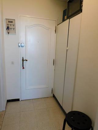 Dit comfortabel appartement is gelegen in de Abelenstraat nummer 7 bus 8, vlakbij zowel het centrum van Hasselt als de autosnelwegen. Het appartement is gelegen op de vierde verdieping en is bereikbaar per lift en trap. 

We komen binnen in de inkomhal die toegang geeft tot de keuken en de leefruimte. De keuken is uitgerust met een kookvuur, dampkap en spoelbak. De leef- en eetruimte biedt voldoende plaats voor een gezellige zithoek en eetkamer, perfect om gasten te ontvangen of om tot rust te komen. Via het schuifraam in de lichtrijke leefruimte heeft u toegang tot het voorgelegen terras. 

De nachthal, met inbouwkast, geeft toegang tot drie slaapkamers, een apart toilet en de badkamer met lavabomeubel, ligbad met douchefunctie en aansluiting voor wasmachine. De slaapkamers zijn voorzien van een laminaatvloer. Bij dit appartement hoort eveneens een extra berging, gelegen op het gelijkvloerse verdiep en een aparte garagebox in de kelderverdieping. Fietsen kunnen geplaatst worden in de gemeenschappelijke fietsenstalling. 

Alle ramen zijn recent vervangen naar pvc ramen met dubbele beglazing en vliegenramen (deze werken zijn uitgevoerd na opmaak van het EPC-attest). Verwarming op aardgas. 

Bent u op zoek naar een goed gelegen appartement dat u nog volledig naar uw eigen smaak kan opfrissen of naar een interessante investeringskans? Dan is een bezoek zeker de moeite waard. Contacteer ons voor een bezichtiging ter plaatse via 011 233 044. 