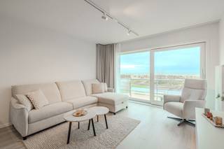 High-end afgewerkt appartement met aparte slaapruimte gelegen op de eerste verdieping van de Residentie Sirenuse, Zeedijk 55 Nieuwpoort. Er werd gekozen voor een ruimtelijk gevoel door de slaapruimte met behulp van een handig schuifwandsysteem volledig te kunnen openen. Zodra je binnenstapt, komt het zeegevoel je tegemoet.De studio is uiterst centraal gelegen, vlakbij de winkels, openbaar vervoer en de Zeedijk. Uitgang kant Albert I Laan mogelijk. Er is tevens ook de mogelijkheid tot bijhuren van een autostaanplaats.Indeling:- inkomhal- lichtrijke leefruimte (25m²) met open keuken voorzien van koelkast met diepvriesvakje, inductiekookplaat, combi-oven en vaatwas merk Siemens- aparte slaapruimte (7m²) met ingemaakt bed en kasten- badkamer (4m²) met douche, toilet en lavabo met spiegelkastTroeven:- high-end gerenoveerd- prachtig zicht op zee en duinen- topligging- mogelijkheid tot bijhuren van een autostaanplaats- gunstig EPCBent u op zoek naar een magnifiek gerenoveerd appartement met frontaal zeezicht? Aarzel niet om uw afspraak vast te leggen!