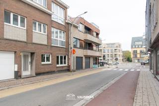 VALIMMAS verkoopt bij het centrum van Merchtem dit verzorgde gelijkvloersappartement met terras en tuin.... Het appartement bestaat uit een...