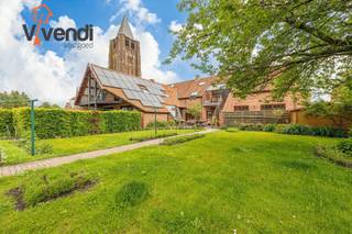 <p>Op een uitzonderlijk rustige en karaktervolle locatie, in de schaduw van de Sint-Michielskerk en de iconische windmolen, bevindt zich deze bijzonder ruime en volledig gerenoveerde handelswoning met tal van mogelijkheden.</p>
<p>Gelegen op een perceel van ca. 860 m² combineert dit pand een royale privéwoning (ca. 240 m²) met een multifunctionele handels- of praktijkruimte (ca. 190 m²) — ideaal voor zelfstandigen of wie wonen en werken wil combineren.</p>
<p>De woning verwelkomt u via een ruime inkomhal met trap en gastentoilet. Op de eerste verdieping geniet u van een lichtrijke leefruimte met een eetplaats die rechtstreeks toegang biedt tot het terras en de tuin. Aansluitend vindt u een gezellige zithoek met gashaard en een volledig uitgeruste leefkeuken met praktische berging.</p>
<p>De nachthal geeft toegang tot drie volwaardige slaapkamers, waaronder een master bedroom met een aangenaam privéterras. De recent vernieuwde badkamer zorgt voor extra comfort. Via de inkomhal bereikt u bovendien nog een vierde slaapkamer, ideaal als logeer- of bureauruimte.</p>
<p>Op het gelijkvloers beschikt de woning over een inpandige garage met directe verbinding naar de handelsruimte. Deze handelsruimte omvat een deels afgescheiden winkelgedeelte, een zeer ruime en lichtrijke werkplaats die flexibel in te richten is volgens uw noden, evenals een kantoorruimte met toegang tot het terras en de tuin.</p>
<p><strong>Troeven:</strong> Volledig gerenoveerd(1991), voorzien van zonnepanelen, grote bewoonbare oppervlakte + ruime handelsruimte, rustige en charmante ligging, ideaal voor zelfstandigen of vrij beroep, veel parkeermogelijkheden en functionele indeling.</p>
<p>Een unieke opportuniteit voor wie ruimte, rust en veelzijdigheid zoekt!</p>