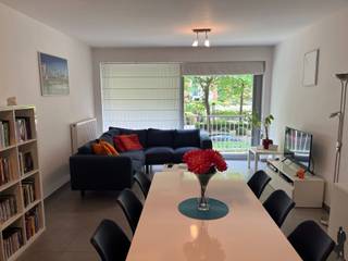 Instapklaar appartement, tegenover de Golf van Brasschaat, met 2 slaapkamers en ondergrondse garagestaanplaats.Indeling:- Inkomhal met vestiairekast...