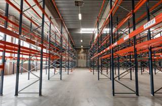 <p>Magazijn met kantoorruimte ideaal gelegen in Zwijndrecht, Baarbeek 2, langs de E17, met uitstekende bereikbaarheid voor logistieke en industriële activiteiten.</p>
<p>Het pand bestaat uit 3.911 m² magazijnruimte, 1.086 m² kantoren op het gelijkvloers en 900 m² kantoren op de eerste verdieping, wat zorgt voor een flexibele en functionele indeling.</p>
<p>De site is uitgerust met laadkades, voldoende toegangspoorten en een ruime parking aan de voorzijde voor vlotte manoeuvres en parkeren.</p>
<p>Vrije hoogtes tussen 6 en 12 meter, geschikt voor diverse opslag- en bedrijfsactiviteiten.</p>
<p>Onmiddellijk beschikbaar.</p>
