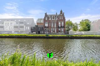 Pittoresk gelegen langs de vaart in Oudenburg, treffen we deze historische parel aan. De eclectische herenwoning dateert van 1899 en straalt een unieke charme en flair uit. <br /><br />Op heden is het pand ingericht als een feestzaal met restaurantgedeelte. Deze bloeiende zaak is zeer gunstig gelegen en geniet een vlotte bereikbaarheid. <br /><br />Het pand is daarenboven opgedeeld in verschillende compartimenten, waardoor u meerdere evenementen tegelijk kunt laten doorgaan. Denk dan bv. aan een receptie in de grote zaal op de verdieping en een communie in de zaal & tuin beneden. <br /><br />De mogelijkheden zijn dan ook eindeloos dankzij het ruime restaurant gedeelte, een eerste zaal beneden en een twee, grote zaal op de verdieping. Daarenboven is er ook een orangerie/jachthuis met verbinding met de fraaie tuin. Deze tuin is zeer ruim en biedt de plaats voor onder meer een terras, speeltuin, springkasteel,… kortom alle mogelijkheden voor een leuk tuinfeest. <br /><br />Zeer belangrijk is de aanwezigheid van twee sanitaire blokken, één binnen en één buiten. <br /><br />Met een zeer ruim oppervlak voor de keuken, en bijhorende stockageruimtes, heeft u hier ook tal van ruimte om al uw evenementen van de nodige drank en spijs te voorzien, gaande van culinaire gerechten tot eenvoudigere recepties. <br /><br />De zolderruimte biedt daarenboven een groot volume aan stockageruimte. <br /><br />Tot slot is er nog een privatieve woongelegenheid in het pand: met een eigen leefruimte, badkamer en twee ruime slaapkamers.<br /><br />
