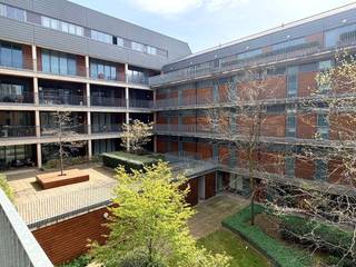 Dit aangename appartement bevindt zich op een uiterst centrale locatie, aan de gezellige Parijsstraat en het Joris Helleputteplein, met tal...