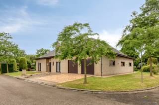 Indeling: <br /><br />- inkomhal met gastentoilet<br />- lichtrijke, ruime leefruimte met gaskachel<br />- aparte leefkeuken met zicht op de tuin<br />- 3 volwaardige slaapkamers<br />- badkamer met lavabomeubel, ligbad en toilet<br />- dubbele garage (waarvan 1 met een elektrische sectionaalpoort)<br />- praktische bergruimte met aparte douche<br /><br />Zolderverdieping te bereiken via zolderluik. <br /><br />Troeven: <br />- rustig gelegen op Ter Kassei<br />- gunstig EPC B! <br />- aanwezigheid zonnepanelen met groenestroomcertificaten (€300/certificaat)<br />- vernieuwde CV-ketel (2026)<br />- vloerverwarming & radiatoren<br />- dubbele garage en oprit<br /><br />Contacteer Sarah Hanson (0493 25 46 80) voor meer info of een bezoek ter plaatse!<br /><br />Bestuursmaatregelen in het maatregelenregister: nee<br /><br />Deze AI-visualisaties zijn bedoeld als inspiratie. Er werd geen rekening gehouden met technische specificaties, stedenbouwkundige voorschriften of de concrete mogelijkheden tot realisatie.