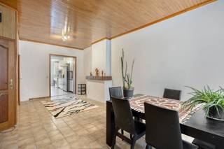 Deze charmante woning is gelegen op een centrale locatie aan de Leuvensesteenweg 209 te Mechelen, op wandelafstand van het bruisende stadscentrum. Dankzij de nabijheid van scholen, openbaar vervoer, parkeermogelijkheden, invalswegen en alle nodige voorzieningen, geniet u hier van comfortabel en praktisch wonen.De woning werd gerenoveerd in 2020, beschikt over een bewoonbare oppervlakte van 113 m² en heeft een gunstig EPC C. Daarnaast is er een conforme elektrische keuring en is de woning volledig asbestvrij. De volledig waterdichte kelder zorgt voor extra bergruimte en gebruiksgemak.HuisindelingKelder :Volledig waterdichte kelder met extra bergruimteGelijkvloers :Mooie open en lichtrijke leefruimteGrote, aansluitende keukenEerste badkamerGezellige stadstuin die in de zomer volledig tot bloei komtEerste verdieping :2 ruime slaapkamersTweede verdieping :Grote polyvalente ruimteKeukenBadkamerZolder :Extra slaapkamerDeze woning combineert ruimte, een centrale ligging en een aangename woonbeleving. Dankzij de verschillende leefniveaus, de recente renovatie en de gunstige technische attesten is dit een ideale woning voor wie stadsleven wil combineren met comfort en flexibiliteit.Heeft u interesse in deze woning? Neem dan contact op met Dewaele Mechelen voor meer informatie of een bezoek.