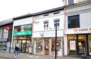 Instapklaar en recent gerenoveerd handelspand te huur, ideaal gelegen in het commerciële hart van Geraardsbergen, langs de Oudenaardsestraat 12. Dit pand bevindt zich in een karaktervol gebouw met uitstekende visibiliteit en een hoge passage, omringd door diverse handelszaken. <strong>Troeven van dit pand: </strong>Recent volledig vernieuwd en geïsoleerd dak.<br />Commerciële gelijkvloerse oppervlakte van ca. 60 m². Vernieuwd en verzorgd interieur.<br />Praktische indeling met handelsruimte, kitchenette, stockruimte en sanitair.<br />Uitgerust met moderne technieken, waaronder airconditioning. Beschikbaar: 01 mei 2026. <br />Dit pand is perfect geschikt voor diverse commerciële activiteiten en kan ook via een pop-up formule gehuurd worden. Onroerende voorheffing ten laste van de huurder. <strong>Interesse in dit handelspand op toplocatie?</strong><br />Contacteer ons voor een bezoek via info@immodelestre.be of 054 33 62 52.<br />Meer info: www.immodelestre.be