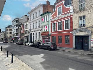 Wenst u in Gent te wonen en er tevens een onderneming te starten. Dan is dit misschien jouw droompand.<br />Dit handelspand met woonst ligt aan het St Annaplein, Gent Zuid, dichtbij openbaar vervoer en de aansluiting met de verbindingswegen.<br />Dit pand werd gebruikt als chinees restaurant/frituur.<br />Indeling:<br />GV: Frituurgedeelte met toog, koelvitrine en professionele friteuse, verder zijn er ongeveer 25 zitplaatsen en achteraan een grote keuken en berging, toiletten en een trap naar boven.<br />1<sup>e</sup> en 2<sup>e</sup> V: Duplexappartement met keuken, badkamer met bad, toilet en wastafel, 3 slaapkamers en een zolder. De verwarming is gescheiden voor het gelijkvloers en de bovenverdieping.<br />Momenteel is geen afzonderlijke toegang mogelijk naar de bovenverdieping. Dit kan wel gecreëerd worden.<br /><br />Voor meer info of bezoek: contacteer SARA - CENTER OFFICE: 0478 90 27 09.<br /><br />EPC (Residentiële eenheid) : 261 kWh/m²/jaar - label C.<br />Bruikbare vloeroppervlakte (Residentiële eenheid): 187 m2 (opgemeten volgens EPC)<br />Asbestattest: het pand is VOLLEDIG ASBESTVRIJ.<br />Stedenbouwkundige inlichtingen: woongebieden met cultureel, historische en/of esthetische waarde, geen bouwovertredingen, vergunningen uitgereikt, geen verkavelingsvergunning, geen as-built attest, geen overstromingsgevoelig gebied.<br /><br />