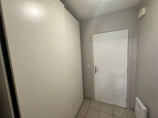 Te huur – gezellig gelijkvloers appartement met terras nabij Heverlee centrum<br /><br />Op zoek naar een comfortabel appartement op een rustige locatie, maar toch vlak bij alles? Dit aangename 1-slaapkamerappartement is gelegen op de gelijkvloerse verdieping achteraan het gebouw.<br /><br />Het appartement beschikt over een aparte inkomhal met ingemaakte kast, een gezellige woonkamer met eetplaats, een slaapkamer en een badkamer. Buiten is er een fijn terras met zicht op het groen, ideaal om even tot rust te komen. Ook de gemeenschappelijke tuin kan door de bewoners worden gebruikt.<br /><br />Daarnaast is er een gemeenschappelijke parkeerplaats voorzien.<br /><br />De ligging is een grote troef: vlak bij het centrum van Heverlee en op fietsafstand van het centrum van Leuven. Winkels, openbaar vervoer en andere voorzieningen bevinden zich in de nabije omgeving.<br /><br />Huurprijs: € 860/maand<br />Gemeenschappelijke kosten: € 70/maand<br />Vrij 1/11/2026