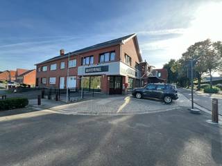 Op zoek naar een goed gelegen handelspand voor uw onderneming? Dit handelspand aan Oude Baan 2 in Diepenbeek, de voormalige locatie van een krantenwinkel, beschikt over 74 m² commerciële ruimte, 3 parkeerplaatsen en een bijkomende kelderruimte van 33 m².<br /><br />Het pand geniet een interessante ligging langs de N2 tussen Diepenbeek en Bilzen-Hoeselt. Dankzij de ligging langs deze belangrijke verbindingsweg is de locatie vlot bereikbaar en biedt ze een uitstekende uitvalsbasis voor diverse commerciële of professionele activiteiten.<br /><br />Naast de commerciële ruimte beschikt het pand over een praktische kelder van 33 m², ideaal als extra opslagruimte of stockageruimte. Bovendien zijn er 3 parkeerplaatsen voorzien, een belangrijke troef voor zowel klanten als medewerkers.<br /><br />Op vlak van nutsvoorzieningen beschikt het pand over individuele tellers voor water, elektriciteit en gas. Het pand beschikt bovendien over een EPC met label B.<br /><br />Troeven op een rijtje:<br /><br />- 74 m² commerciële ruimte<br />- Voormalige krantenwinkel<br />- 33 m² kelderruimte/opslagruimte<br />- 3 parkeerplaatsen<br />- Gelegen langs de N2 tussen Diepenbeek en Bilzen-Hoeselt<br />- Individuele tellers voor water, elektriciteit en gas<br />- EPC-label B