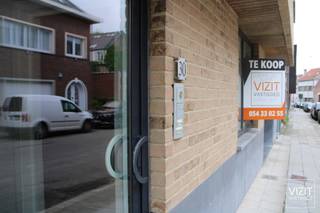 Casco handelspand van 104m² commerciële ruimte met groot terras op het gelijkvloers en parkingplaatsen ondergronds (optioneel). Uitermate geschikt voor vrije beroepen.<br />P-score: D - G-score: D<br />VCRO: Wg/Vg/Gvv/VKr/Gmo<br />Bekijk de documenten op www.vizitvastgoed.be
