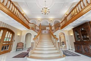 Deze exclusieve villa geniet van een serene ligging in een rustige woonwijk, terwijl de vlotte verbinding met de E313 richting Antwerpen en...