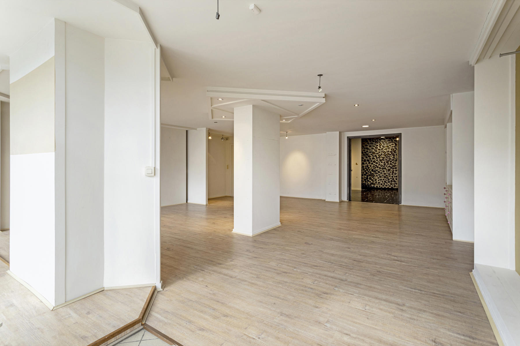 Local commercial de 109 m² au rez-de-chaussée avec cave - photo 3