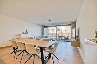 Ontdek dit schitterende appartement met <strong>frontaal zeezicht</strong>, gelegen nabij de Zeedijk te Mariakerke. Dit ruime appartement biedt een unieke combinatie van comfort, ruimte en een adembenemend uitzicht. Het appartement beschikt over:
<ul>
<li><span><strong>3 ruime slaapkamers</strong>, waarvan één met een <strong>ensuite badkamer</strong>, perfect voor extra privacy en gemak.</span></li>
<li><span><strong>Ruime woonkamer van +-50 m²</strong>, met veel natuurlijk licht en een open gevoel, ideaal voor zowel ontspanning als gezelligheid.</span></li>
<li><span>Een <strong>moderne badkamer</strong> met zowel een <strong>douche als een ligbad</strong>, ideaal om te ontspannen na een drukke dag.</span></li>
<li><span>Een <strong>ruim leefterras aan de voorkant</strong> met prachtig <strong>frontaal zeezicht</strong>, waar u kunt genieten van de rust en het uitzicht op de zee.</span></li>
<li><span>Een <strong>zonnig terras aan de achterkant met zicht op verwarmd zwembad</strong>, perfect voor gezellige momenten in de zon.</span></li>
</ul>
Het appartement is gelegen in een rustige en gewilde buurt, op een steenworp afstand van de Zeedijk, waar u kunt genieten van het strand en de vele faciliteiten die de kust te bieden heeft.<br />Mogelijkheid tot aankoop staanplaats in het gebouw.<br />Fietsenberging aanwezig.<br />Het appartement scoort uitstekend op vlak van energie => 102 kWh/m²<br />Verkoop onder de erfpachtformule, vraag ons meer informatie.<br /><br />Het appartement toont nagelnieuw en is uniek in zijn soort!<br />Laat deze unieke kans niet aan je voorbijgaan om te wonen in dit moderne appartement met een prachtig uitzicht, neem contact op via telefoon op 0495/50.69.20 of via e-mail naar nicolas@jolieinvest.be<br />