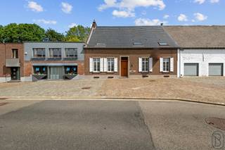 Charmante burgerwoning met authentieke elementen op het plein van Ghislenghien.Deze karaktervolle burgerwoning bevindt zich op een perceel van 832m2...