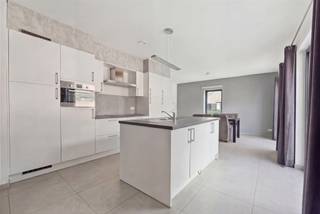 <p><span>LOGEMENT À LOUER AVEC 3 CHAMBRES + PARKING À  , PRÈS DU CENTRE-VILLE</span></p><p><span> </span></p><p><span>Vous recherchez un logement prêt à emménager à Saint-Trond ? Ce logement économe en énergie fait partie de la Résidence Botanique et est situé dans un quartier résidentiel calme, juste à la périphérie du centre-ville animé. Grâce à son accès facile et à sa proximité des écoles, des transports en commun et des commerces, c'est un excellent choix pour ceux qui souhaitent vivre au cœur de la ville tout en profitant d'un cadre paisible. </span></p><p><span> </span></p><p><span>On pénètre dans ce logement par le hall d’entrée qui donne accès, d’une part, aux toilettes invités et, d’autre part, à l’espace de vie. Dans l’espace de vie, on découvre une cuisine ouverte entièrement équipée, une salle à manger et un coin salon. Au rez-de-chaussée, on trouve également un débarras qui sert également de buanderie. La baie vitrée coulissante du salon donne accès à la terrasse, dotée d’un portillon menant au jardin commun. </span></p><p><span> </span></p><p><span>Après avoir exploré le rez-de-chaussée, nous nous rendons au premier étage. En arrivant dans le couloir de nuit, nous accédons à trois chambres, aux salles de bains ainsi qu’au grenier, accessible par la trappe située dans ce même couloir. </span></p><p><span> </span></p><p><span>Un atout supplémentaire : le local à vélos commun et une place de parking attitrée dans le parking souterrain, inclus dans le loyer.</span></p><p><span> </span></p><p><span>Vous souhaitez visiter ce logement ? Contactez Pillar à l'adresse <span>info@pillar.estate</span></span><span> ou </span><span>au</span><span> 033 695 695. </span></p><p><span> </span></p><p><span>À bientôt !</span></p><p><span> </span></p><p><span>*Ces informations sont fournies à titre purement indicatif. Les surfaces mentionnées ne sont qu'une indication. Pillar ne peut être tenue responsable de l'exactitude des informations qui lui ont été fournies. </span></p><p><span> </span></p>