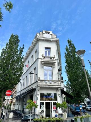 [[ DIT PAND NEEMT DEEL AAN DE ERA OPEN HUIZEN DAG OP 13/6 VAN 9:30 TOT 10:30 ]]
<p>Zalig zonnig duplexappartement op het Zuid: <span>gelegen op de 2de en 3de verdieping van een prachtig hoekgebouw op centrale toplocatie. Op 2 stappen van het bruisende Zuid: letterlijk de Leien over te steken. Klein gebouw met slechts 5 units! Op het gelijkvloers bevindt zich de bekende lunchzaak Nordica31. Lage gemeenschappelijke kosten: geen lift, geen externe syndic, individuele verwarming. Indeling: Zonnige leefruimte met open keuken voorzien van kwaliteitstoestellen, ruime zithoek met hoog plafond. Via de draaitrap bereiken we de volgende verdieping waar we een ruime slaapkamer , opnieuw met uniek hoog plafond en aansluitend een extra ruimte ontdekken: ideaal als bureau, dressing of voor logeerbed. Aparte badkamer met regendouche, wastafel en toilet. Op het dak ontdekken we een zonnig gemeenschappelijk dakterras met uniek panoramisch zicht op de stad. Een private berging bevindt zich eveneens op dit terras. Meteen beschikbaar, enkele meubels kunnen blijven indien gewenst, gunstig EPC, Elektriciteit conform, Asbestveilig. Ideaal als eerste stek of eventueel vlot verhuurbaar!</span></p>