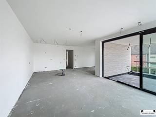 <p><span>Luxueus energiezuinig nieuwbouw appartement 1.4 gelegen in blok A </span></p><p><span> </span></p><p><span>Het appartement op de eerste verdieping heeft een oppervlakte van 110,9 m</span><span><sup>2</sup></span><span>, 2 slaapkamers, 1 badkamer en een terras zodat u steeds in alle rust van de omgeving kan genieten. </span></p><p><span>Ondergronds bevindt er zich een ruime parkeergarage met garageboxen, autostaanplaatsen en afzonderlijke bergingen.</span></p><p><span> </span></p><p><span>Ieder appartement is uitgerust met vloerverwarming  d.m.v. een lucht-water warmtepomp en met een mechanisch ventilatiesysteem type C+evo. </span></p><p><span>De BEN-eisen (bijna energie neutraal) worden gerealiseerd door bijzondere aandacht te geven aan luchtdichtheid, goede isolatie, zuinige verwarmingsinstallaties en zonnepanelen. Iedere unit wordt afgewerkt met hoogwaardige materialen. </span></p><p><span> </span></p><p><span>De indeling van het appartement/woning is als volgt:  een ruime leefruimte met aansluitend een open keuken (samen met een oppervlakte van ca. 45,5 m</span><span><sup>2</sup></span><span>), wasruimte/ berging, nachthal met toegang tot de 2 slaapkamers,</span></p><p><span>1 badkamer met douche en ligbad en een apart toilet.</span></p><p><span> </span></p><p><span>Verder bepaalt u zelf de 'look and feel' van uw eigen appartement door uw keuze te maken bij de aangegeven leveranciers.</span></p><p><span> </span></p><p><span>Prijs van het appartement</span></p><p><span>Grondwaarde:€ 104 000,00 (exclusief 12% RR)€ 116 480,00 (inclusief 12% RR)</span></p><p><span>Constructie waarde:€ 286 000,00 (exclusief 21% BTW)€ 346 060,00 (inclusief 21% BTW)</span></p><p><span>TOTAAL:</span><span>€ 390 000,00 (exclusief kosten)€ 462 540,00 (inclusief kosten)</span></p><p><span> </span></p><p><span>Voor een visualisatie van het volledige project werd een maquette gemaakt dat tentoongesteld wordt op het kantoor van Janssen en Janssen – Theo Verellenlaan 55, Gooreind Wuustwezel</span></p><p><span>Daarnaast zijn het lastenboek en plannen zijn op kantoor te verkrijgen na afspraak: tel 03/663 44 44</span></p><p><span> </span></p><p><span>Garagebox of autostaanplaats en berging zijn verplicht bij aan te kopen!</span></p><p><span> </span></p><p><span>Meer info op www.janssenenjanssen.be</span></p><p><span> </span></p><p><span> </span></p>