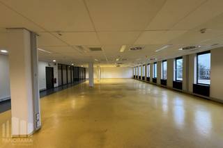 This office space with a total surface area of 1,470 m², including 607 m² of storage space, is ideal for companies looking for a strategically located and flexible working environment. Thanks to its location near the E40, the Brussels Ring R0 and the A201 towards Brussels Airport, the building benefits from excellent accessibility, while the airport is only 5 km away.<br /><br />The building offers spacious storage areas ranging from 607 m² to 2,957 m², combined with office spaces ranging from 227 m² to 3,717 m². It is ideal for companies requiring an efficient combination of logistics, flexibility, and a professional working environment.<br /><br />The office areas provide a bright and efficient working environment with large windows ensuring abundant natural light. The suspended ceiling is equipped with integrated LED lighting, ventilation, and an HVAC system with air distribution for optimal air circulation. The flexible layout makes it easy to create both open-plan workspaces and enclosed meeting rooms.<br />The various units can also be flexibly combined with warehouse spaces, allowing the building to adapt seamlessly to a wide range of business needs.<br /><br />The warehouse has a clear height of 8.5 m and is ideally suited for logistics or industrial activities. The first warehouse is currently fitted out with lowered ceilings, internal partitions, and additional facilities, but can easily be converted back into a classic open warehouse layout.<br /><br />The site provides 67 parking spaces for staff and visitors, further enhancing accessibility. The entire complex is immediately available and represents an ideal solution for companies looking to grow in a location with maximum visibility and accessibility.<br /><br />For additional information, specifications, plans, or a non-binding site visit, you can contact PANORAMA B2B at <strong>0477 09 00 09</strong>