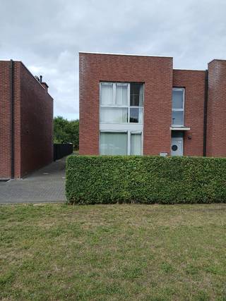 Bent u op zoek naar een recente, energiezuinige woning waar u zonder renovatiewerken meteen kunt intrekken ? Dan is deze verzorgde halfopen bebouwing in Verrebroek zeker een bezoek waard.<br />Deze woning, gebouwd in 2011, combineert hedendaags wooncomfort met een uitstekende energieprestatie (EPC-label A). De woning heeft 10 zonnepanelen (350 wpiek elk en 2 lucht-lucht warmtepompen voor koeling en verwarming). Dankzij de praktische indeling, de lichtrijke leefruimtes en de aangename buitenomgeving is dit de ideale gezinswoning.<br />De woning is gelegen in een rustige, groene omgeving met vlotte verbinding naar de Waaslandhaven en de E34.<br />Indeling: Op het gelijkvloers bevindt zich de inkomhal, het gastentoilet en de ruime leefruimte met open keuken. (volledig uitgerust met Siemenstoestellen, de leefruimte en de keuken hebben vloerverwarming). Aan de keuken grenst ook een mooie berging waar wasmachine en droogkast hun plaats hebben. Vanuit de lichtrijke leefruimte heeft u rechtstreeks toegang tot het recent aangelegde terras en de tuin (bereikbaar via zij-ingang). Op de verdieping zijn er drie volwaardige slaapkamers (20, 12 en 6 m² waarvan 2 met wandkasten) en een comfortabele badkamer (bad, inloopdouche, hangtoilet en dubbele wastafel) welke vloerverwarming heeft met aparte thermostaat.<br />Bij de aankoop van deze halfopen bebouwing dient een overdekte staanplaats verplicht mee aangekocht te worden aan € 10.000.<br />Indien uw interesse gewekt werd, aarzel niet om deze woning te bezoeken tijdens het bezichtigingsweekend van zaterdag 12 september 2026 (10u tot 16u) of zondag 13 september 2026 (10 u tot 13u)<br />Afspraak via mail ginovers69@hotmail.com of via het nummer 0497449425.