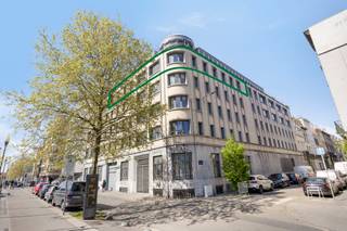 <p>Gelegen aan de Koolmijnenkaai, met een prachtig zicht op het kanaal van Brussel, bevindt zich deze unieke loft (± 225 m²) in een aantrekkelijke en vlot bereikbare omgeving. Op wandelafstand van de levendige Dansaertwijk en Sint-Katelijne, evenals de winkelstraten en het centrum van Brussel, geniet u hier van een ideale combinatie van rust en stedelijke dynamiek.</p><p>Bij het betreden van het appartement komt u terecht in een verzorgde inkomhal met vestiaire en een gastentoilet. Van daaruit leidt de woning u naar de indrukwekkende leefruimte van maar liefst 115 m², waar de woonkamer en de volledig geïnstalleerde open keuken naadloos in elkaar overvloeien. Dankzij de grote open ruimte en de gunstige lichtinval ervaart u hier een bijzonder ruimtelijk en aangenaam gevoel.</p><p>De loft beschikt over drie volwaardige slaapkamers, waarvan twee voorzien zijn van een eigen badkamer. De master bedroom vormt een echte troef, met een praktische dressing en een ensuite badkamer met dubbele lavabo en een luxueuze douche uitgerust met hammamfunctie, ideaal voor ultieme ontspanning.</p><p>Daarnaast beschikt het appartement over een ruime berging met aansluiting voor een wasmachine en een privatieve, ruime kelder (± 9,5 m²), gevolgd door een gemeenschappelijke vuilnisruimte.</p><p>Verder biedt dit appartement tal van extra voorzieningen zoals airconditioning, vloerverwarming, een domoticasysteem en een (voormalig) Bosch Security camerasysteem, conforme elektriciteit, een EPC-label D-, een waterverzachter en de aanwezigheid van een lift in het gebouw.</p><p>Tot slot is er een autostaanplaats optioneel beschikbaar aan een prijs van € 24.000.</p><p>Deze loft is de perfecte combinatie van ruimte, comfort en ligging, en vormt een unieke woonopportuniteit in Brussel.</p>