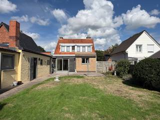 Dichtbij het centrum van De Klinge ligt deze heel goed onderhouden, vrijstaande woning. Ze is gebouwd in 1974 en kreeg er later een veranda bij. In 2022 werden rolluiken op zonneënergie geplaatst. In de inkomhal is er ook een gastentoilet. De woonkamer heeft grote ramen en krijgt daardoor veel lichtinval. De keuken is gescheiden van de leefruimte en ingericht met kasten en toestellen. Naast de keuken is er een handige berging. De veranda ligt achter de leefruimte en naast de keuken en geeft toegang tot de tuin. Boven zijn er 3 comfortabele slaapkamers en een badkamer met zitbad, lavabo en wc. De zolder heeft een uittrekbare trap en kan gebruikt worden als berging. Onder de woning loopt een kruipkelder. De garage is ruim en heeft zowel een poort als een zijdeur én er ligt zelfs verwarming. Aanpalend aan de garage is er een buitenberging. De tuin is Zuidwest gericht en biedt veel privacy. De woning heeft een betonvloer tussen gelijkvloers en verdieping. Er is centrale verwarming in alle kamers. Bijkomend is er nog een kachel waar vroeger de open haard was. De oprit is netjes aangelegd met klinkers en een hek sluit het achterste deel af. Vraag vandaag uw bezoek aan op 03 779 69 29 of contact@eberhardvastgoed.be