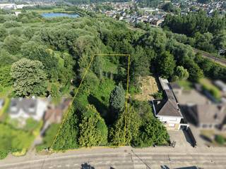 Deze vlot bereikbare bouwgrond van 21are biedt een unieke combinatie van ruimte, uitzicht en mogelijkheden. De grond geniet van een gunstige en strategische ligging en biedt een mooi uitzicht op de achterliggende weidelanden.
Het perceel bevindt zich in dichte nabijheid van diverse winkels/warenhuizen, scholen, openbaar vervoer/station Liedekerke en Denderleeuw en op- en afrittencomplex E40.
Omdat er nog geen stedenbouwkundig attest of verkavelingsaanvraag werd ingediend, beschikt u als koper over maximale flexibiliteit om uw project volledig naar eigen wensen vorm te geven.
Diverse ontwikkelingsopties (voor meer info gelieve contact op te nemen met de gemeente Liedekerke).
Interesse in deze veelzijdige opportuniteit?
Contacteer ons gerust voor meer informatie of een bezoek via eva@immoaccenta.be