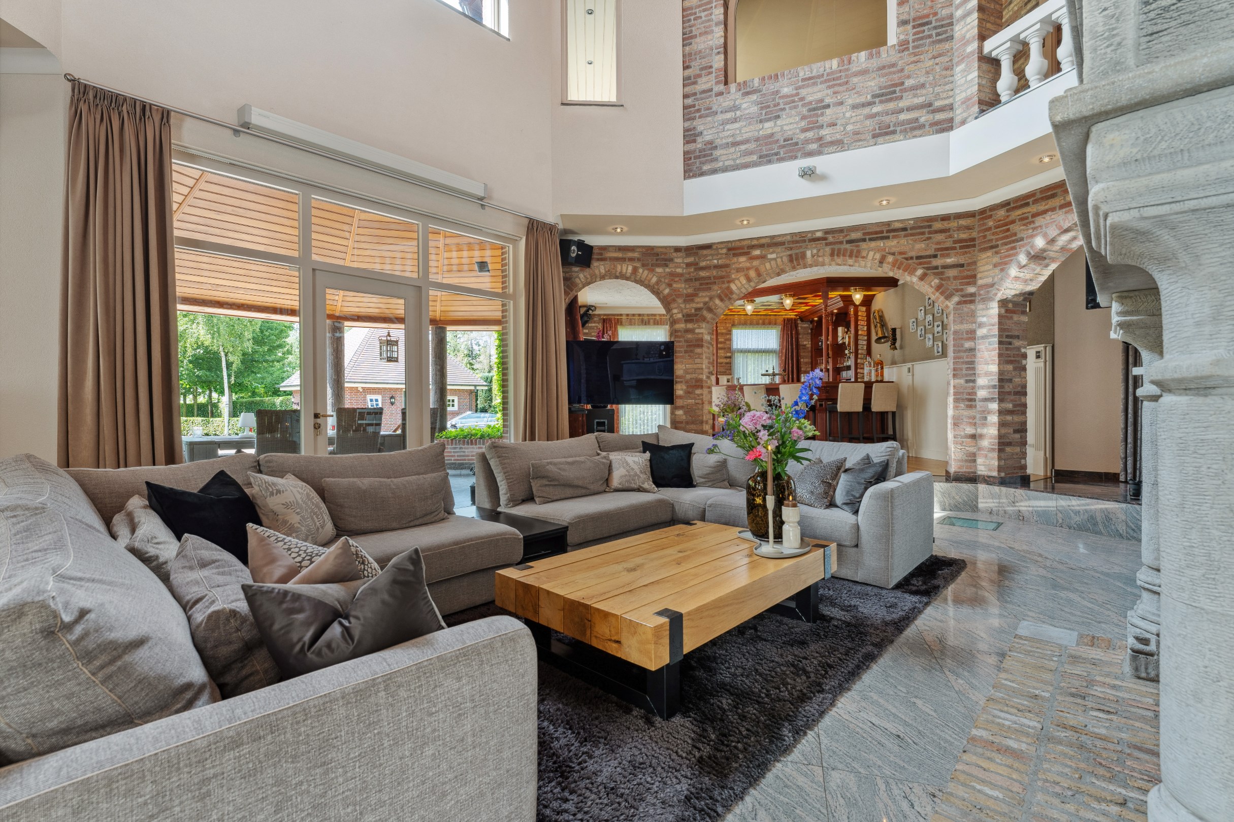 Villa exclusive et majestueuse sur un domaine exceptionnel de 3 241 m². - photo 2