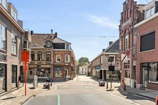 Top gelegen, op te frissen commerciële ruimte met woonst in het centrum van Deerlijk. Op het gelijkvloers bevindt zich een ruime handelsruimte met garage, ideaal voor wie wonen en werken wil combineren. Op de bovenverdieping bevindt zich een duplex met open keuken, lichtrijke leefruimte en toegang tot het ruime terras. De woning beschikt over 3 slaapkamers en biedt een aangename leefomgeving. Er is veel potentieel voor diverse woon- en werkmogelijkheden. Bezoek na afspraak: info@immobeguin.be