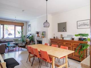 <strong>Sint-Amandsberg – Ruime interbellumwoning met 4 slaapkamers, tuin, dubbele garage en polyvalente ruimte nabij het Bijgaardepark.</strong><br /><br /><em>Voor meer informatie, mail naar info@carloeggermont.be.</em><br /><br />In de gegeerde Wolterslaan, een rustige en residentiële straat op wandel- en fietsafstand van het Gentse stadscentrum en het Bijgaardepark, bevindt zich deze karaktervolle interbellumwoning uit 1936.<br /><br />Een bijzonder pluspunt is de doorlopende ligging van het perceel tussen twee straten. De woning is georiënteerd naar de Wolterslaan, terwijl de dubbele inpandige garage met bovengelegen polyvalente ruimte toegankelijk is via de Nijverheidskaai. Hierdoor leent het pand zich uitstekend voor diverse invullingen, zoals een atelier, praktijkruimte, hobbyruimte of de combinatie van wonen en werken...<br /><br />De woning beschikt op het gelijkvloers over een ruime leefruimte en een keuken. Op de verdiepingen bevinden zich vier volwaardige slaapkamers en een badkamer. Via een verbindingsruimte naast de keuken bereikt u het achterliggende garagegebouw. Tussen beide volumes bevindt zich een aangenaam en gunstig georiënteerd stuk tuin.<br /><br />Verder beschikt de woning over een kelder en een ruime zolder, wat extra bergruimte biedt.<br /><br /><strong>Deze eigendom vormt een uitstekende opportuniteit voor wie op zoek is naar een ruime interbellumwoning met karakter, een uitzonderlijke dubbele ontsluiting en het potentieel om de woning volledig naar eigen smaak en noden te renoveren.</strong><br /><br /><em>*Regularisatie is in aanvraag. Meer informatie is te verkrijgen via mail.</em>