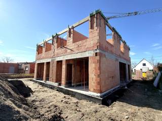 Net buiten het centrum van Brecht, op 1km van het gemeenteplein met winkels en scholen en 2,5km van het treinstation Noorderkempen / snelweg...