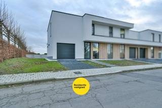 Welkom in deze prachtige en energiezuinige nieuwbouwwoning in Kortemark, waar hedendaags wooncomfort perfect samengaat met een rustgevend landelijk uitzicht. Deze woning is ideaal voor wie op zoek is naar ruimte, comfort en sereniteit, met scholen, winkels en andere noodzakelijke voorzieningen in de nabije omgeving.<br /><br />U wordt verwelkomd in een ruime inkomhal met gastentoilet. Van hieruit betreedt u de lichtrijke en aangename leefruimte met aansluitend een bureau, die dankzij de grote raampartijen geniet van een mooie natuurlijke lichtinval en een open zicht op de tuin. De open, moderne keuken sluit naadloos aan bij de leefruimte en is afgewerkt met duurzame materialen en kwalitatieve toestellen.<br />Op het gelijkvloers vindt u verder een praktische berging met aansluitingen voor wasmachine en droogkast, evenals een inpandige garage waar alle technische installaties netjes zijn ondergebracht.<br />De eerste verdieping telt vier volwaardige slaapkamers waarvan één met een ensuite badkamer, uitgerust met ligbad en één inloopdouche. Daarnaast is er een tweede badkamer met lavabo en inloopdouche, evenals een apart toilet, wat zorgt voor extra comfort voor het hele gezin.<br />Buiten geniet u van een zonnig terras met aangrenzende tuin, ideaal om tot rust te komen en te genieten van de groene omgeving en het open uitzicht.<br /><br />INBEGREPEN IN DE AANKOOPPRIJS: aansluitingskosten, keuring elektriciteit, keuring water, energieprestatie en binnenklimaat, postinterventiedossier<br />Contacteer ons vandaag nog voor meer informatie of een bezoek ter plaatse!