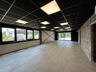Modern kantoor van 119m² te huur gelegen langs de verbindingsbaan Ter Heidelaan te Aarschot. Uitstekende zichtlocatie. Vlot bereikbaar. Nabij oprit E314. Parking is voorzien op het terrein.<br /><br />Het kantoor bevindt zich op de eerste verdieping van het bedrijfsgebouw en omvat een inkomhal, toilet, kantoorruimte, vergaderzaal, keuken en berging. <br /><br />Vragen of info? Wij helpen u graag verder! Contacteer ons via 016/360 460 of vastgoed@gysemansgroep.be<br /><br />Vooropgestelde prijzen zijn excl. btw. De maandelijkse gemeenschappelijke kosten bedragen 50,00 Euro.