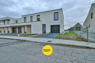 Welkom in deze prachtige en energiezuinige nieuwbouwwoning in Kortemark, waar hedendaags wooncomfort perfect samengaat met een rustgevend landelijk uitzicht. Deze woning is ideaal voor wie op zoek is naar ruimte, comfort en sereniteit, met scholen, winkels en andere noodzakelijke voorzieningen in de nabije omgeving.<br /><br />U wordt verwelkomd in een ruime inkomhal met gastentoilet. Van hieruit betreedt u de lichtrijke en aangename leefruimte met aansluitend een bureau, die dankzij de grote raampartijen geniet van een mooie natuurlijke lichtinval en een open zicht op de tuin. De open, moderne keuken sluit naadloos aan bij de leefruimte en is afgewerkt met duurzame materialen en kwalitatieve toestellen.<br />Op het gelijkvloers vindt u verder een praktische berging met aansluitingen voor wasmachine en droogkast, evenals een inpandige garage waar alle technische installaties netjes zijn ondergebracht.<br />De eerste verdieping telt vier volwaardige slaapkamers waarvan één met een ensuite badkamer, uitgerust met ligbad en één inloopdouche. Daarnaast is er een tweede badkamer met lavabo en inloopdouche, evenals een apart toilet, wat zorgt voor extra comfort voor het hele gezin.<br />Buiten geniet u van een zonnig terras met aangrenzende tuin, ideaal om tot rust te komen en te genieten van de groene omgeving en het open uitzicht.<br /><br />INBEGREPEN IN DE AANKOOPPRIJS: aansluitingskosten, keuring elektriciteit, keuring water, energieprestatie en binnenklimaat, postinterventiedossier<br />Contacteer ons vandaag nog voor meer informatie of een bezoek ter plaatse!