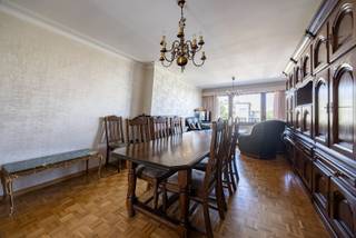 Bent u op zoek naar een te renoveren appartement met 2 slaapkamers in een kleinschalig gebouw? En met de mogelijkheid tot aankoop van een bovengrondse garagebox in de buurt? Dan stellen wij graag dit appartement op de tweede verdieping zonder lift aan u voor!<br /><br />Indeling<br />U komt binnen via de centrale inkomhal met vooraan de woonkamer van 30m². Via de woonkamer kan u de eerste slaapkamer (7m²) vooraan bereiken. Centraal is er de badkamer (3m²) met bad/douche combinatie en een dubbele lavabo verwerkt in een badkamermeubel. Er is een apart toilet aanwezig. Achteraan is er de grote slaapkamer van 15m² en de keuken (15,5m²). De keuken is voorzien van de nodige kasten, enkele spoelbak, gas kookplaat, dampkap, vaatwasser en aansluitingen voor een wasmachine en/of droogkast.<br /><br />Mogelijkheid (niet verplicht) om een bovengrondse garagebox mee aan te kopen aan € 27.500 (exclusief van de vraagprijs). Deze is gelegen in een afgesloten garagecomplex in de buurt (Generaal Slingeneyerlaan-Tweegezusterslaan). Afmetingen: 6,50m x 3,18m (poort: 1,79m x 2,75m).<br /><br />Maandelijkse lasten zijn €50 voor minuterie, algemeen onderhoud en water.<br /><br />Ligging<br />De ligging is een echte troef. Voor de deur is er een tramhalte, waarvan de tram u in slechts 20 minuten naar het historisch hart van Antwerpen brengt. Het eigendom ligt op een wandelafstand van de Bremweide, het Ertbruggebos, Park Groot Schijn en het Rivierenhof. Verder vindt u verschillende winkels, apotheek, horeca… binnen handbereik!<br /><br />Pluspunten<br />- Twee privatieve kelderbergingen <br />- Op te frissen naar eigen smaak<br />- EPC label B <br />- Uiterst centraal gelegen<br /><br />Voor meer informatie of een bezichtiging kan u One vastgoed steeds bereiken op volgend nummer 03 360 85 30.