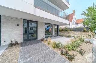Dit is uw kans om eigenaar te worden van het allerlaatste appartement in het prestigieuze nieuwbouwproject <strong>Residentie Chablis</strong>! Dit kleinschalige en moderne gebouw is ideaal gelegen, op slechts enkele stappen van zowel het centrum als de zeedijk van De Panne.<br /><br /><strong>Indeling:</strong>
<ul>
	<li>inkomhal met apart gastentoilet</li>
	<li>lichtrijke leefruimte met toegang tot een ruim terras aan de voorzijde</li>
	<li>open en volledig ingerichte keuken</li>
	<li>2 ruime slaapkamers, waaronder een <strong>master bedroom met eigen badkamer</strong>, <strong>dubbele wastafel en inloopdouche,</strong> met rechtstreekse toegang tot het terras aan de achterzijde</li>
	<li>tweede badkamer met inloopdouche en enkele wastafel</li>
	<li>praktische berging</li>
</ul>
<strong>Troeven:</strong>

<ul>
	<li><strong>Staanplaats en dubbele private berging inbegrepen</strong> op de ondergrondse verdieping</li>
	<li><strong>2 ruime terrassen</strong> voor optimaal wooncomfort</li>
	<li>moderne architectuur met duurzame materialen en veel lichtinval</li>
	<li><strong>energiezuinig:</strong> uitgerust met warmtepomp en vloerverwarming</li>
	<li>unieke ligging: rustig, maar op wandelafstand van strand en centrum</li>
</ul>
Ontdek de luxe, het comfort en de uitzonderlijke ligging die dit appartement te bieden heeft.<br /><strong>Contacteer ons vandaag nog voor meer informatie of een bezoek!</strong><br /> 